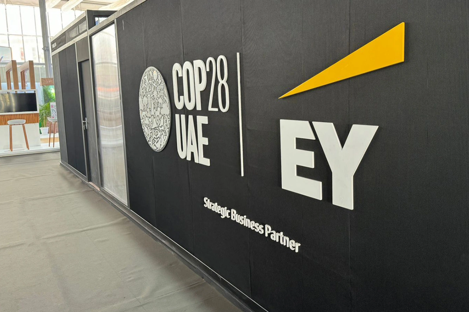 A fully recyclable modular stand combined environmental storytelling, Ventuz-controlled screens, L-Acoustics audio and integrated presentation spaces.