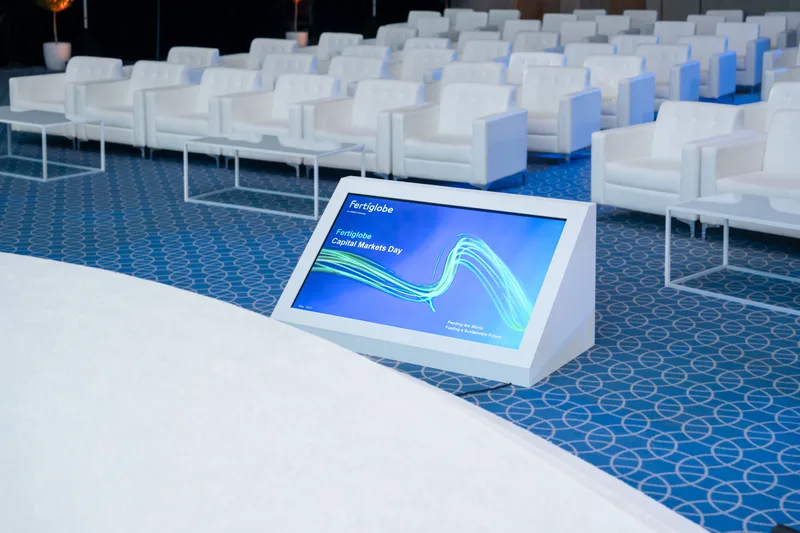 dedicated comfort monitor screen positioned infront of the stage throughout for speakers assitance