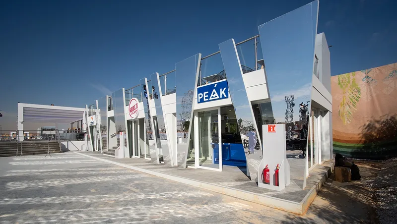 Modern mirrored retail and dining pop-up pavilion built by Evolution Scenic at Diriyah Oasis