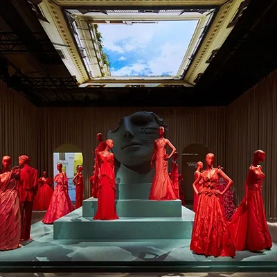 immersive-fashion-performance-stage